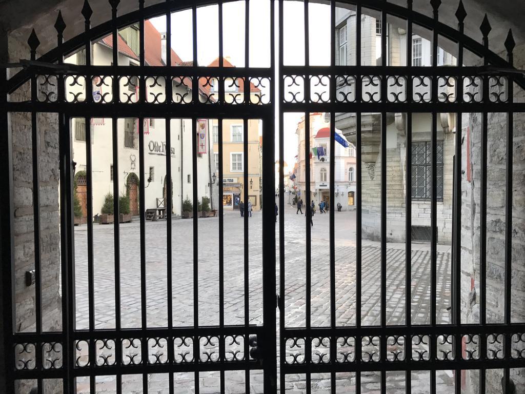 Old Bishop'S House Apartment Tallinn Bagian luar foto