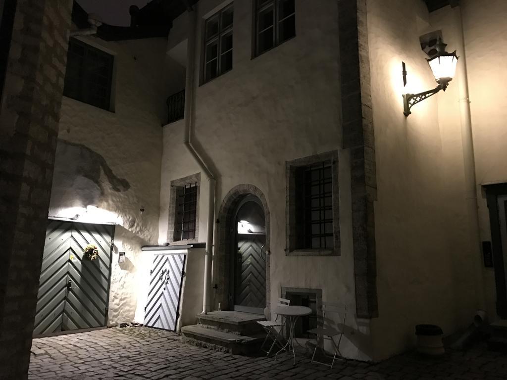 Old Bishop'S House Apartment Tallinn Bagian luar foto