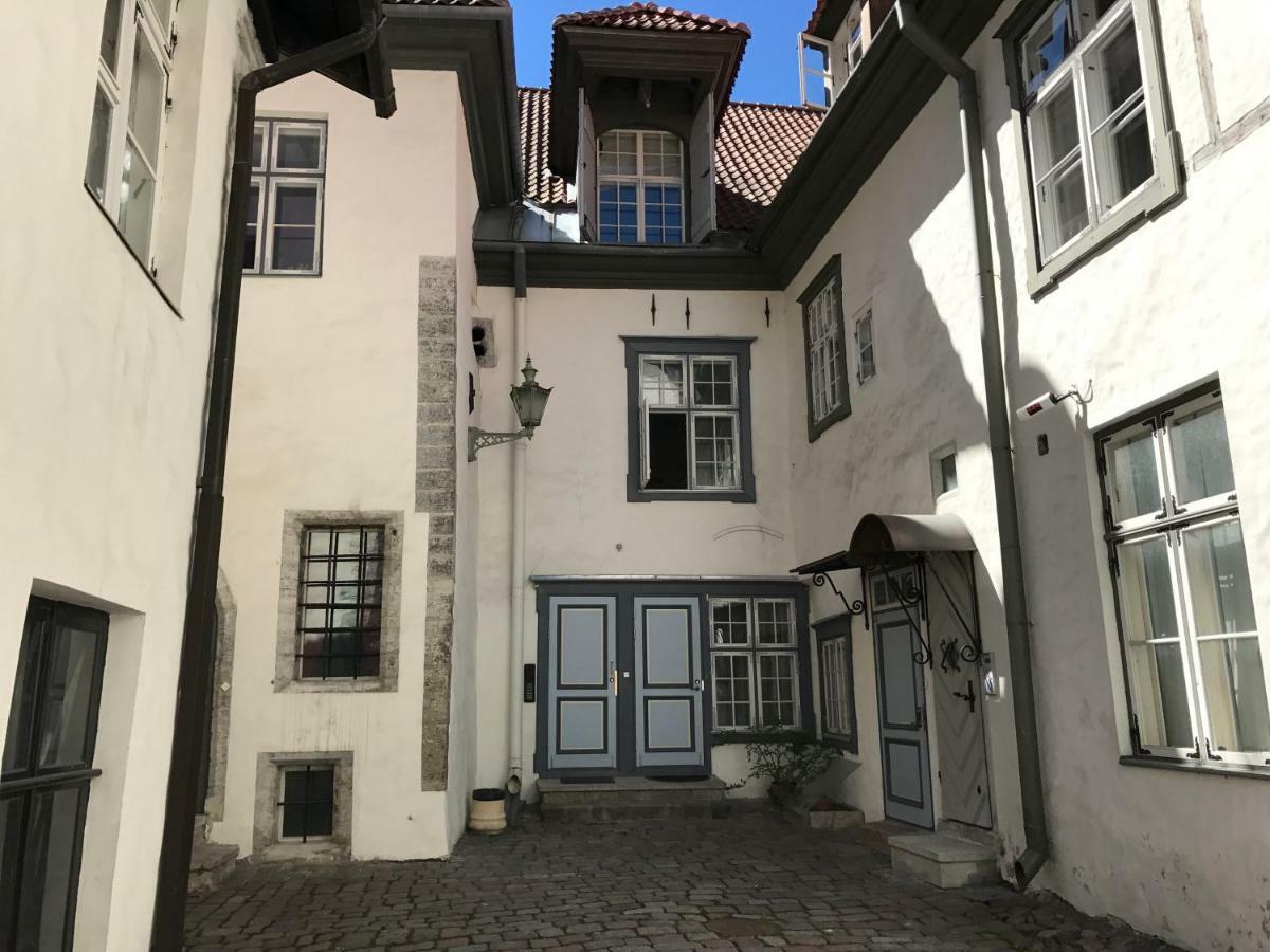 Old Bishop'S House Apartment Tallinn Bagian luar foto